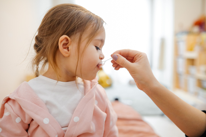Los antibióticos son medicamentos que combaten infecciones causadas por bacterias.