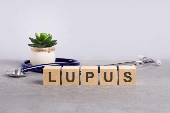 La investigación evaluará un nuevo medicamento en fase de investigación que se está desarrollando para tratar a personas con lupus eritematoso sistémico (LES).